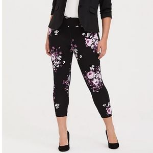 Torrid Black Floral Ponte Pull-on Pixie Pant